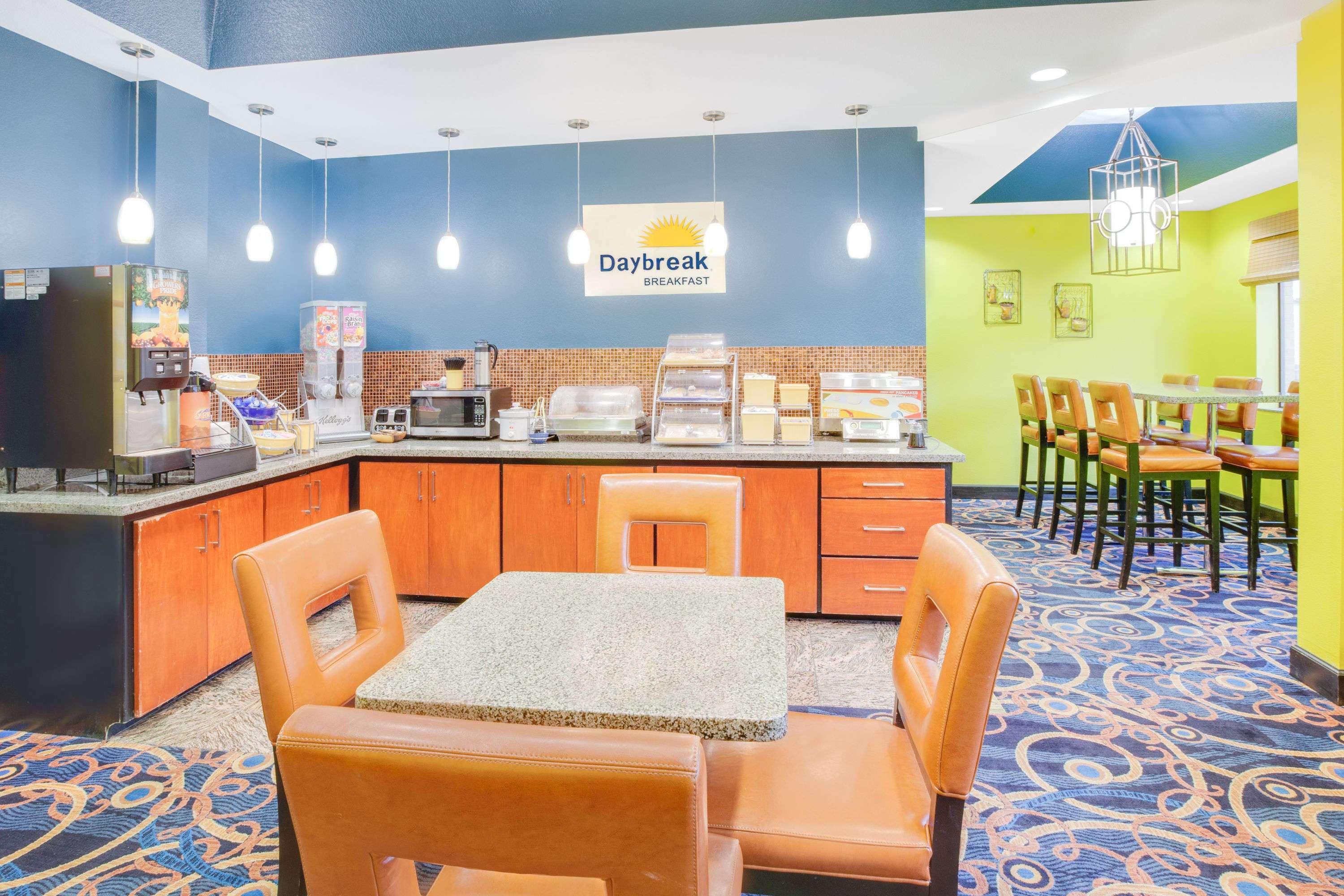 Days Inn & Suites By Wyndham Russellville Bagian luar foto