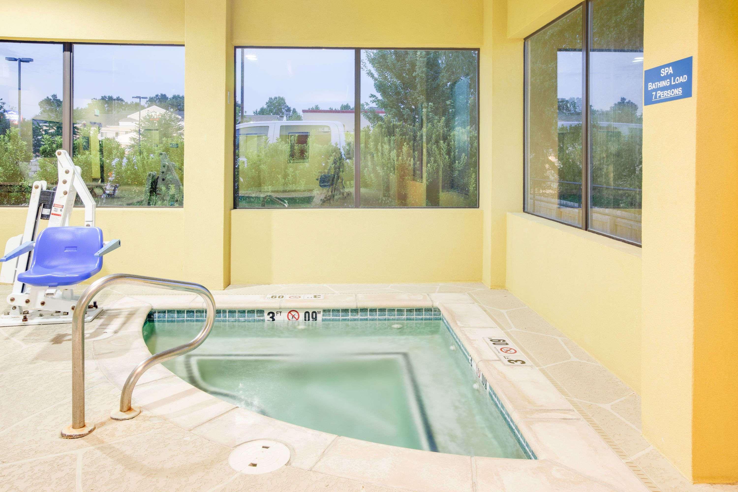 Days Inn & Suites By Wyndham Russellville Bagian luar foto