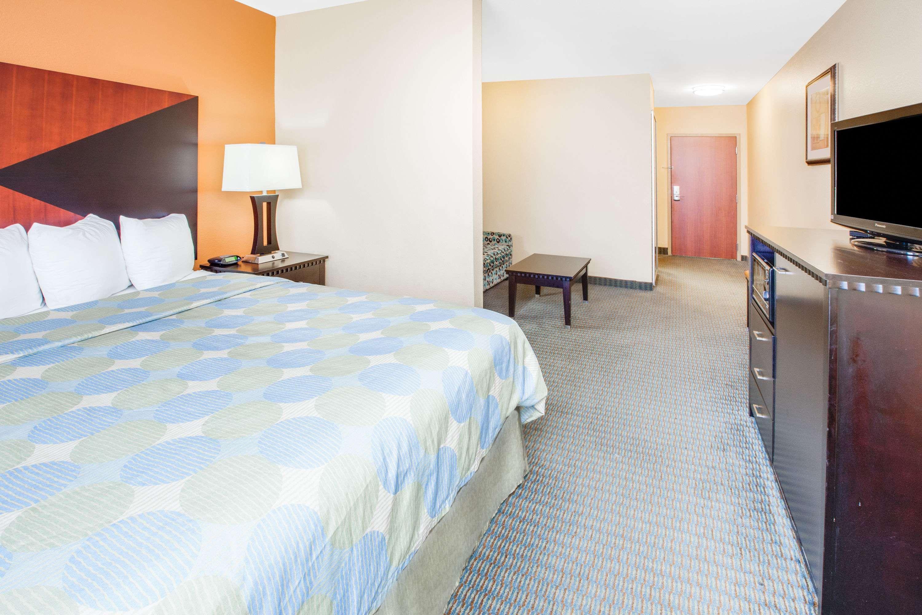 Days Inn & Suites By Wyndham Russellville Bagian luar foto