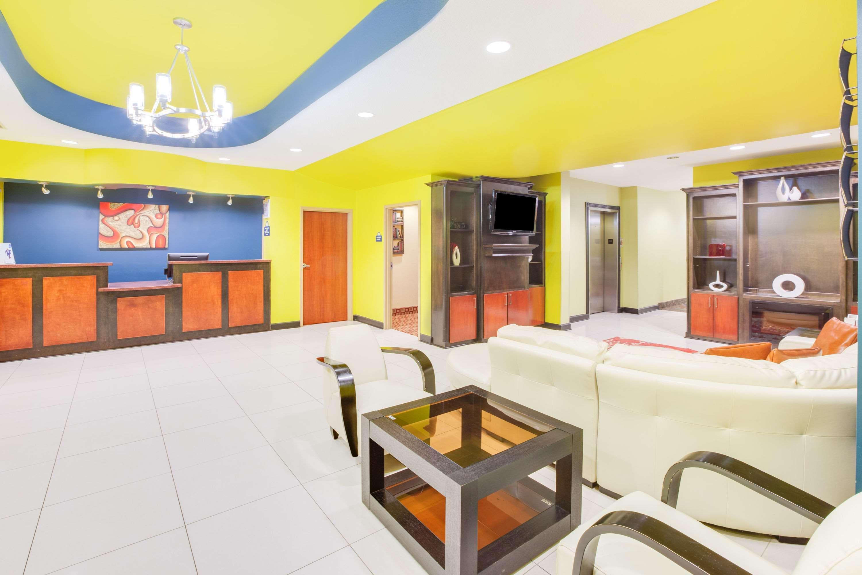 Days Inn & Suites By Wyndham Russellville Bagian luar foto