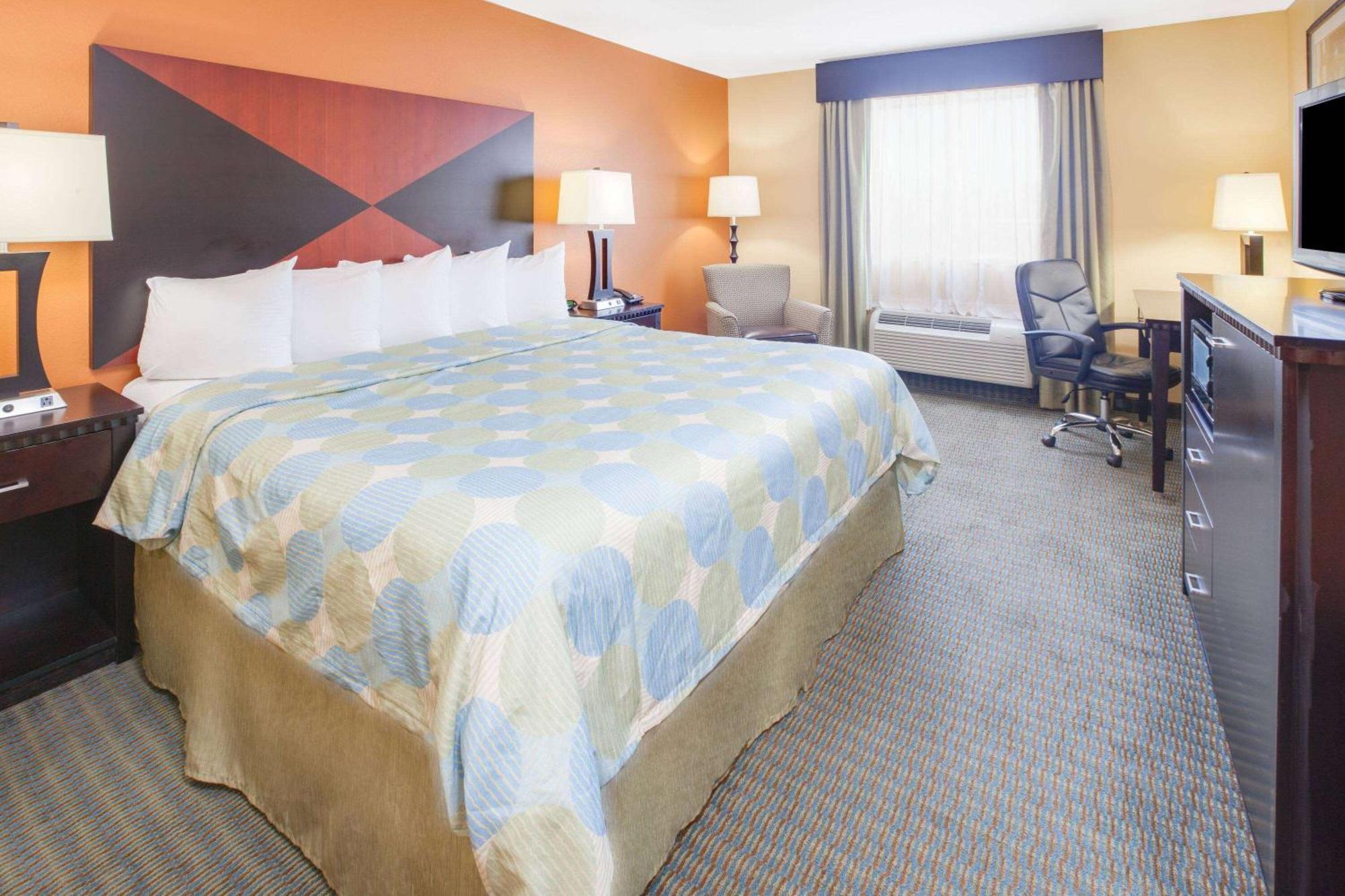 Days Inn & Suites By Wyndham Russellville Bagian luar foto